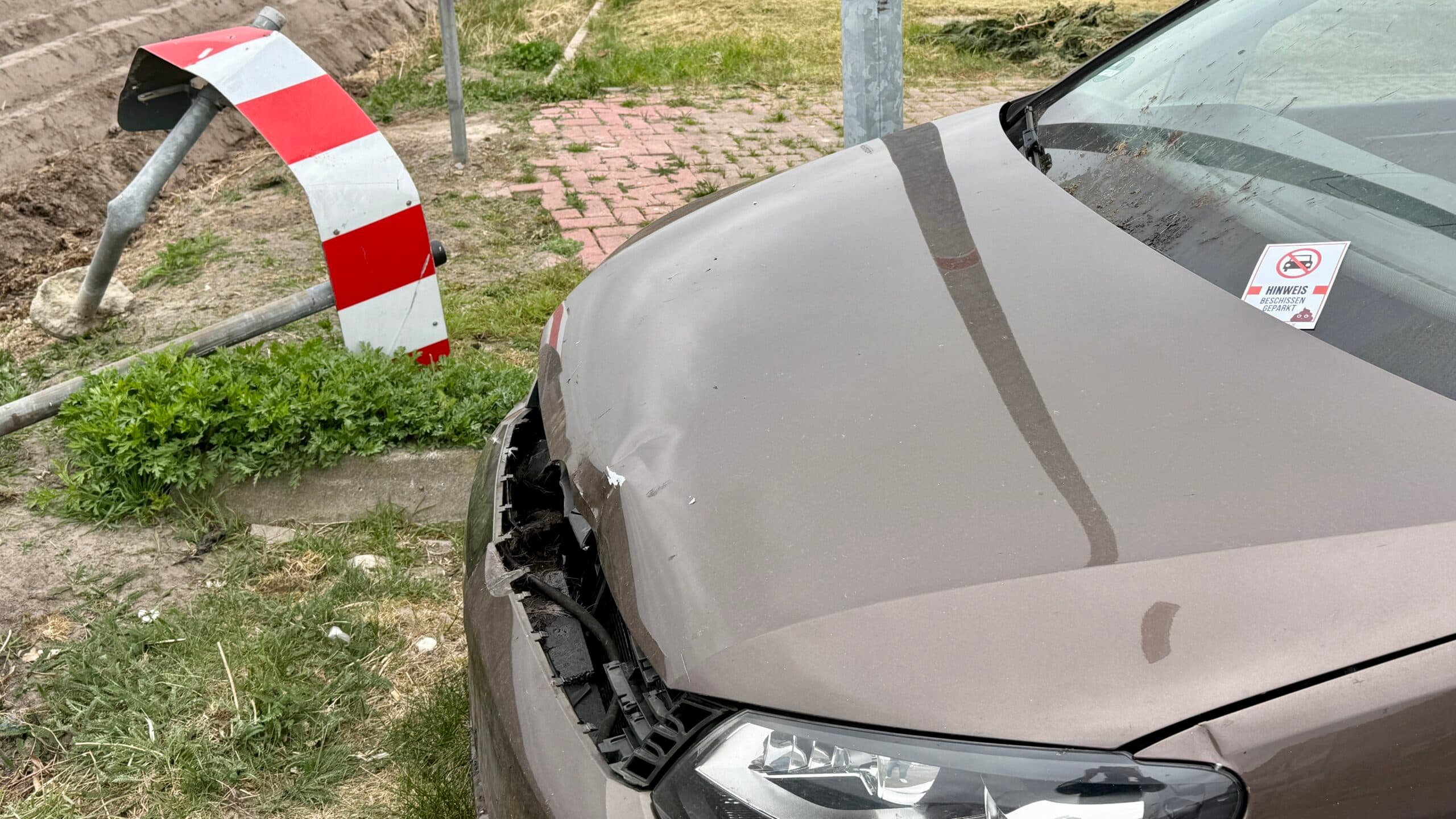 Falschparker-Hinweisaufkleber im Einsatz: Auto mit Beschissen-geparkt-Hinweis auf der Motorhaube